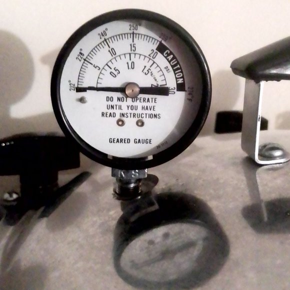 LIKE NEW!! All American 915 15.5 Qt. Pressure cooker - Picture 9 of 10